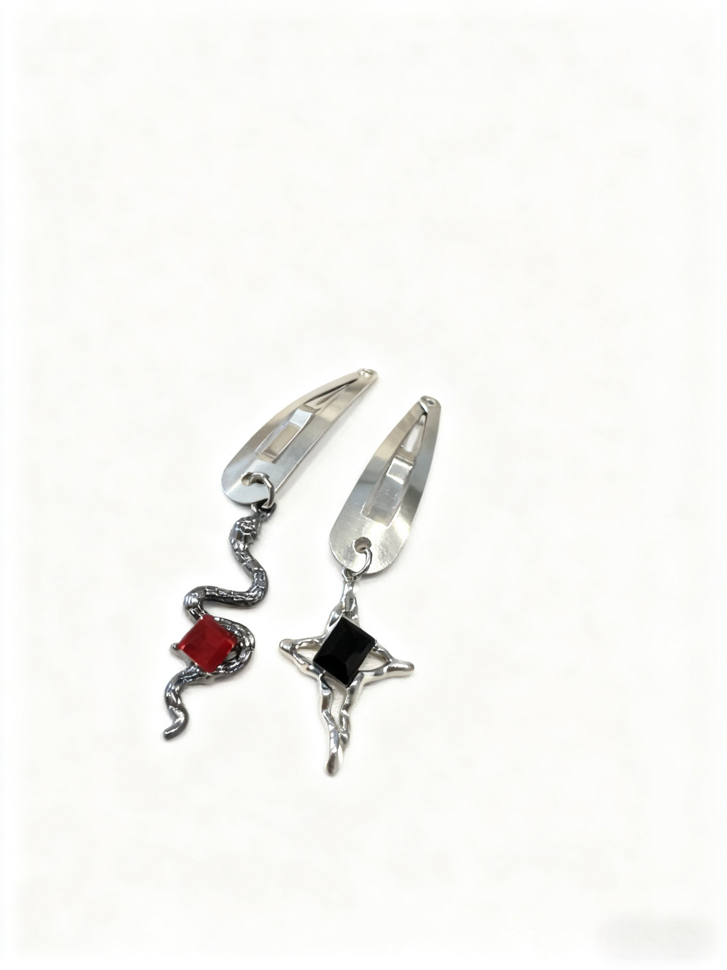 Gothic Metal Hair Clip Set – Red Rhinestone Snake & Black Star Hair Accessories for Women | Vintage Punk Hairpins